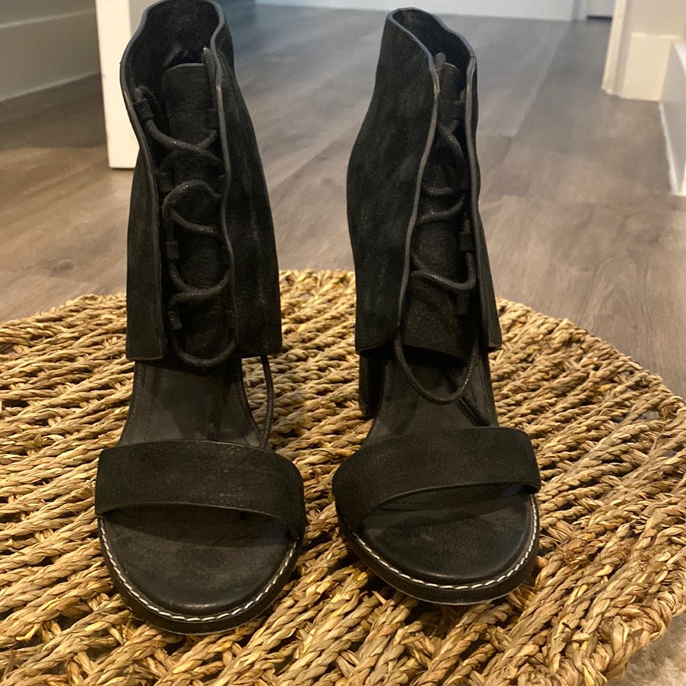 Alis Mae Heeled black sandal